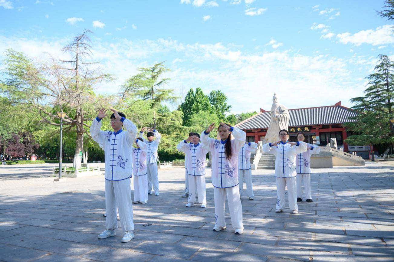 路上的雕塑AI 生成的内容可能不正确。