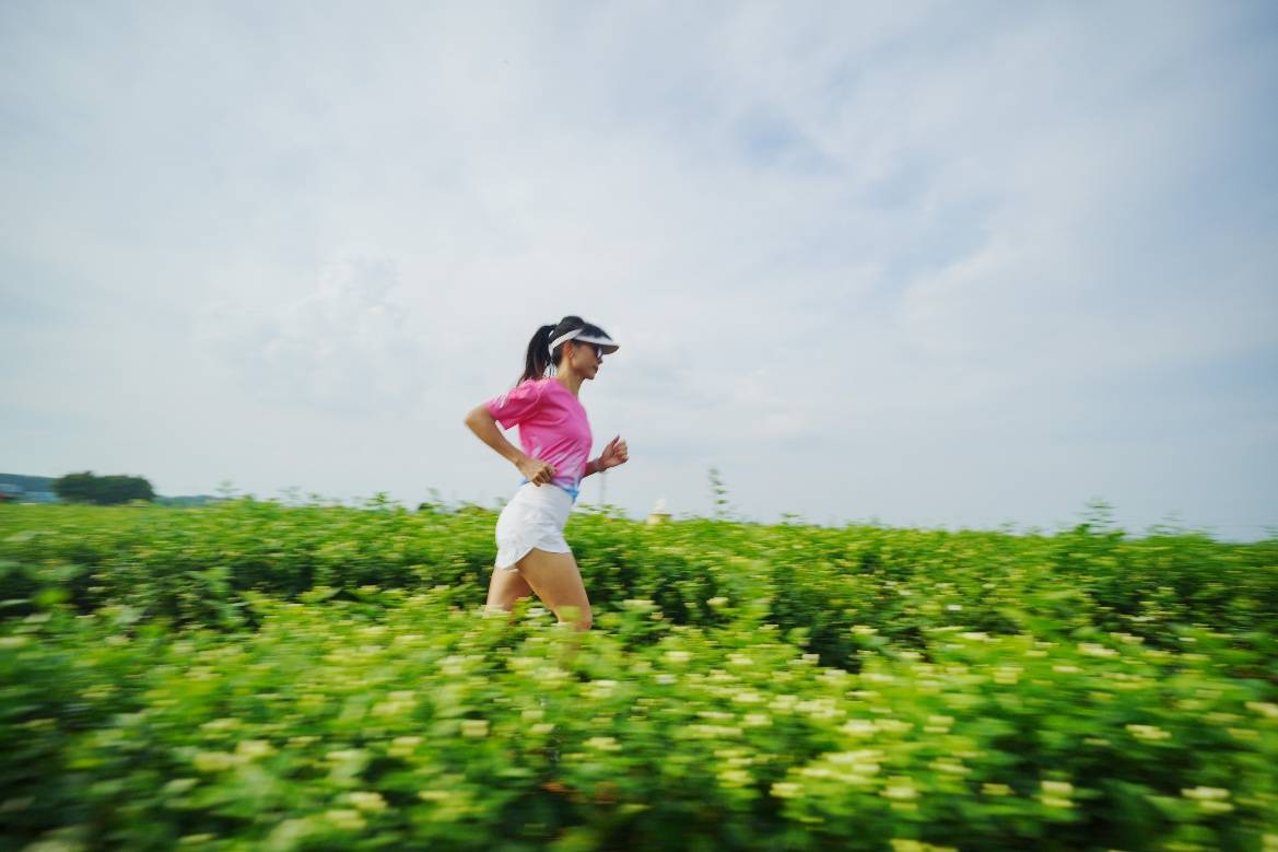 男人女人在草地上AI 生成的内容可能不正确。