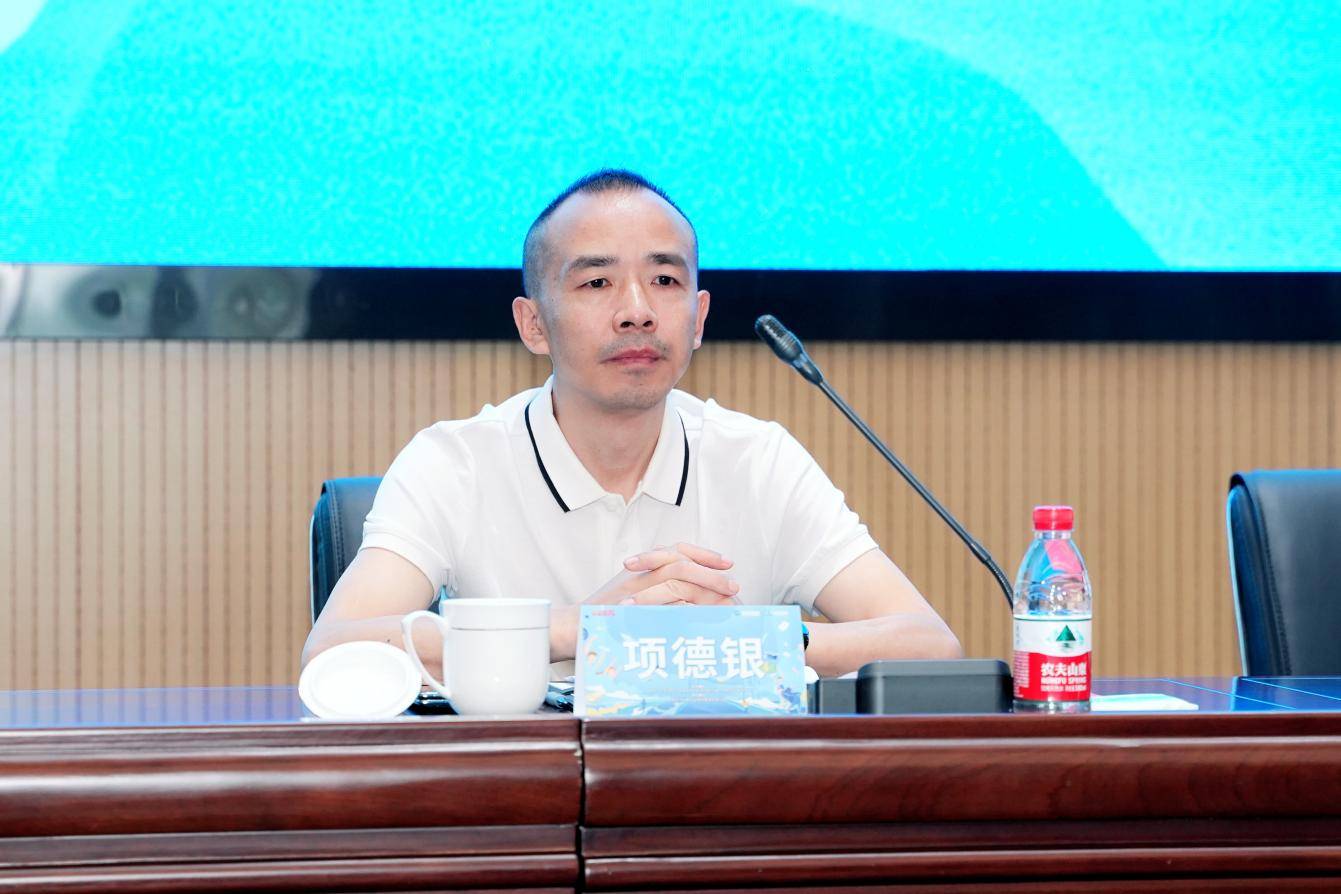 项主任照片